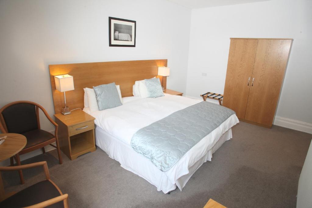 Cliff Lawn Hotel Leeds  Room photo
